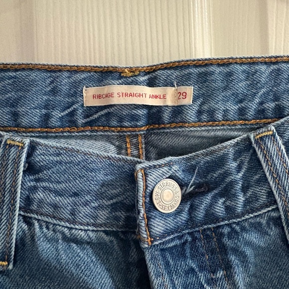 Levi's Ribcage Straight Distressed Jeans - Picture 3 of 6